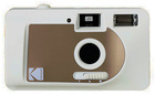 KODAK S88 bílý, analogový fotoaparát s motorovým posunem, fix-focus (1/125s, 31mm / F10)