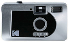 KODAK S88 stříbrný, analogový fotoaparát s motorovým posunem, fix-focus (1/125s, 31mm / F10)