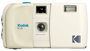 KODAK EC35 Film Camera Vanilla White (bílý), analogový fotoaparát (1/100s, 25mm / F10.0)